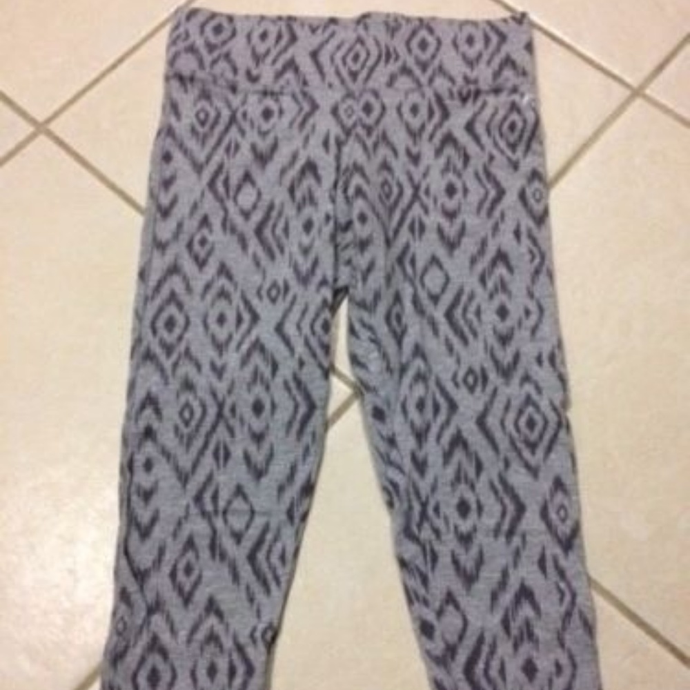 VICTORIA'S SECRET Grey Ikat CAPRI LEGGING S